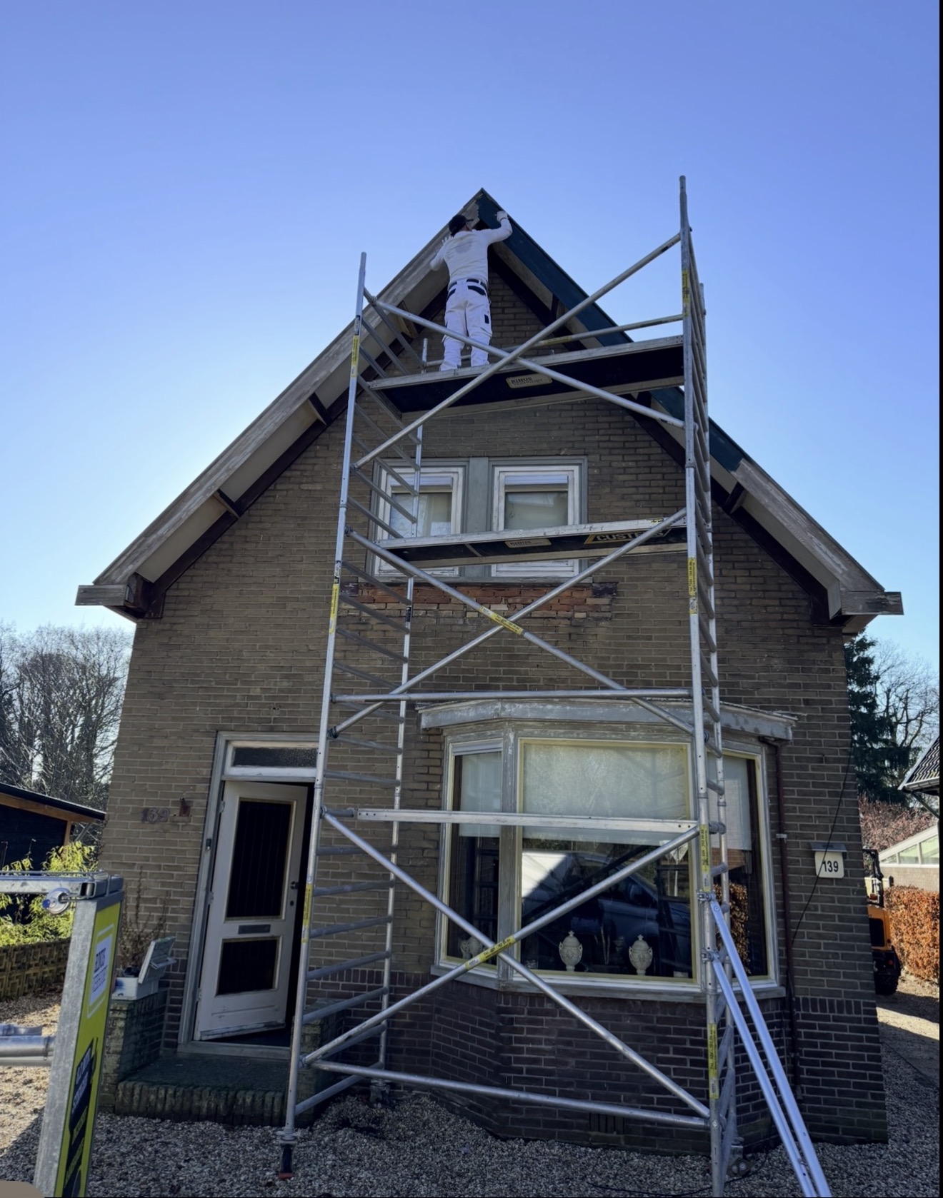     Schilder van Bouwbedrijf Artifex aan het werk tijdens buitenschilderwerk