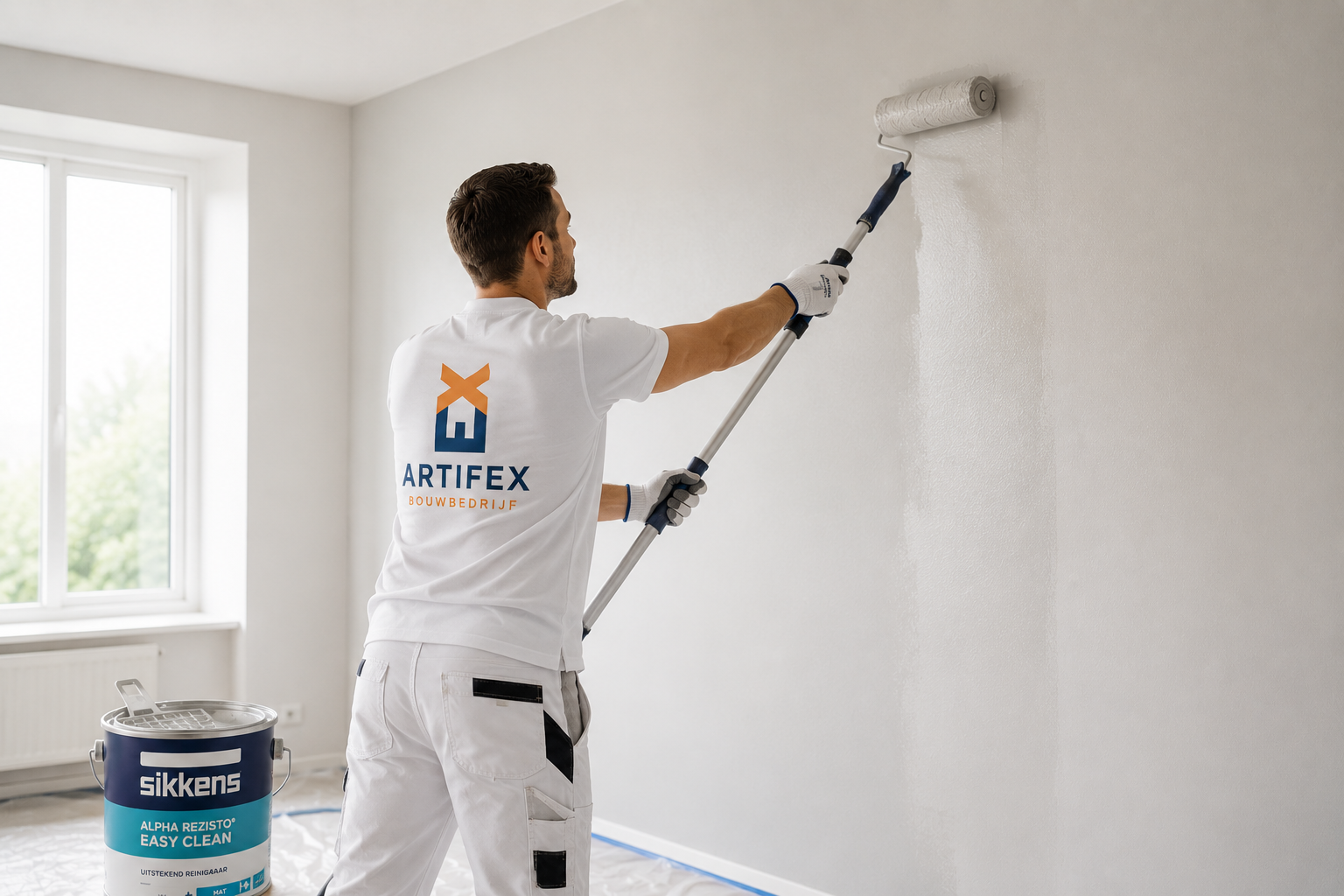 Professionele schilder van Bouwbedrijf Artifex schildert een muur met Sikkens muurverf in Nijmegen.