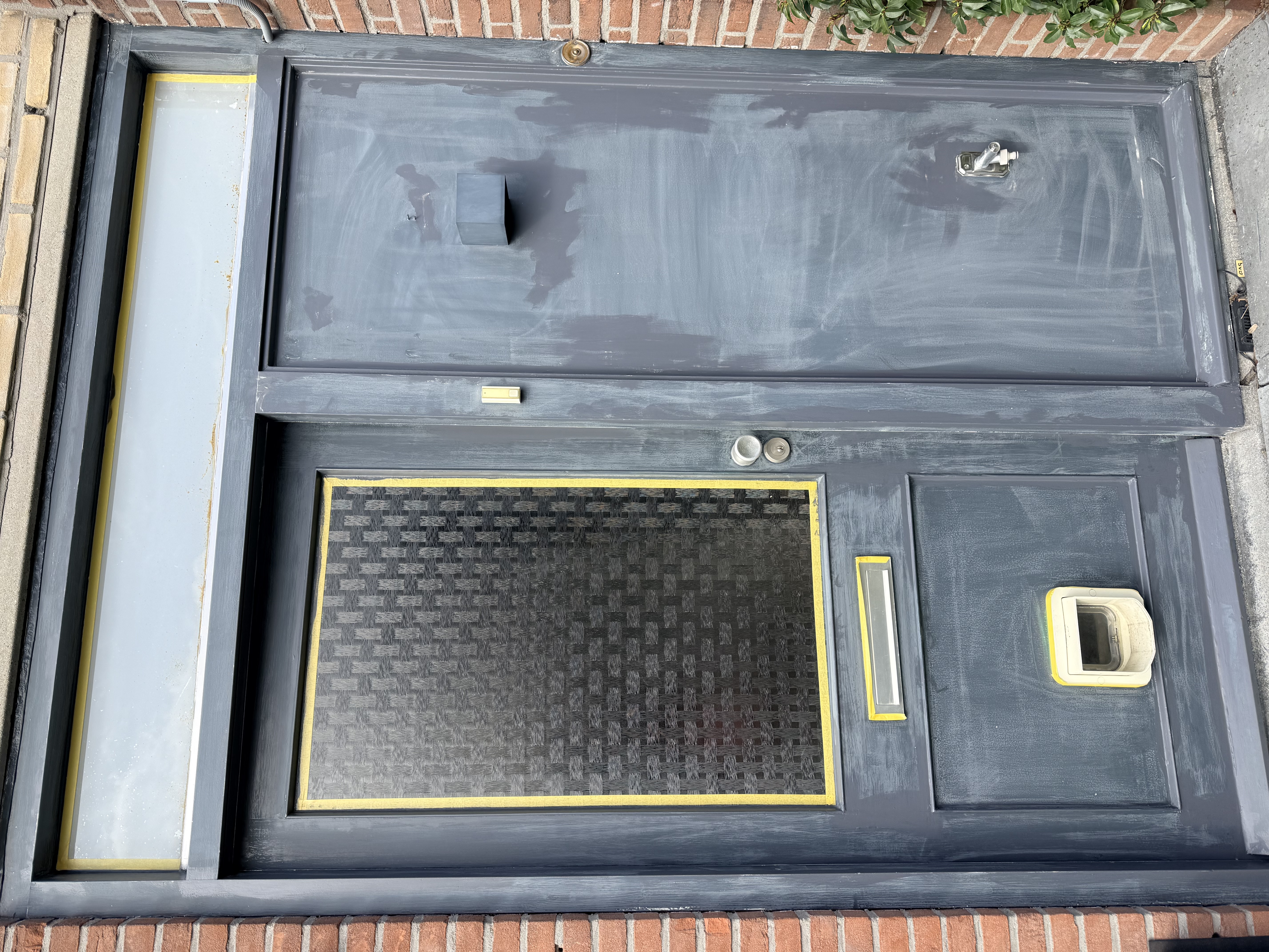 Voordeur en kozijn geschuurd en zorgvuldig voorbereid voor duurzaam buitenschilderwerk.
