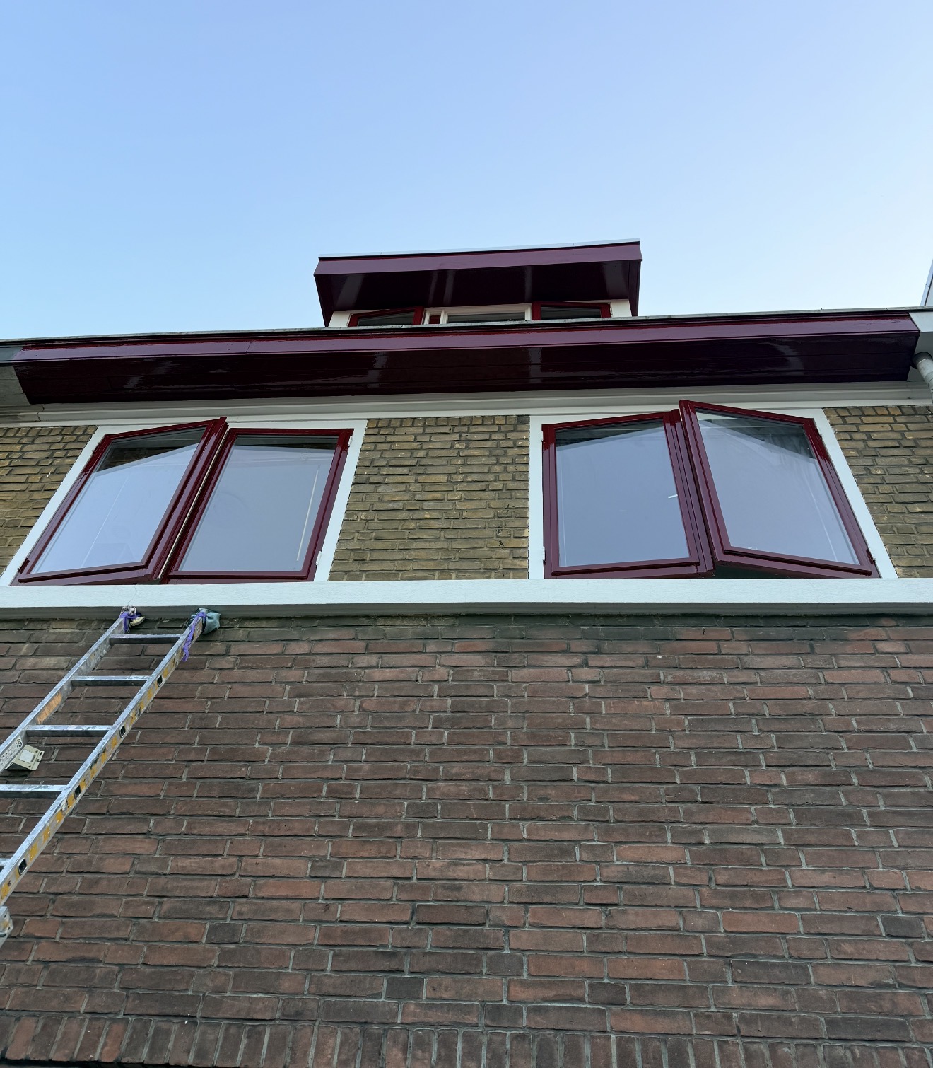 Strak geschilderde houten kozijnen, boeidelen en dakkapel in Deventer na professioneel buitenschilderwerk door Bouwbedrijf Artifex.
