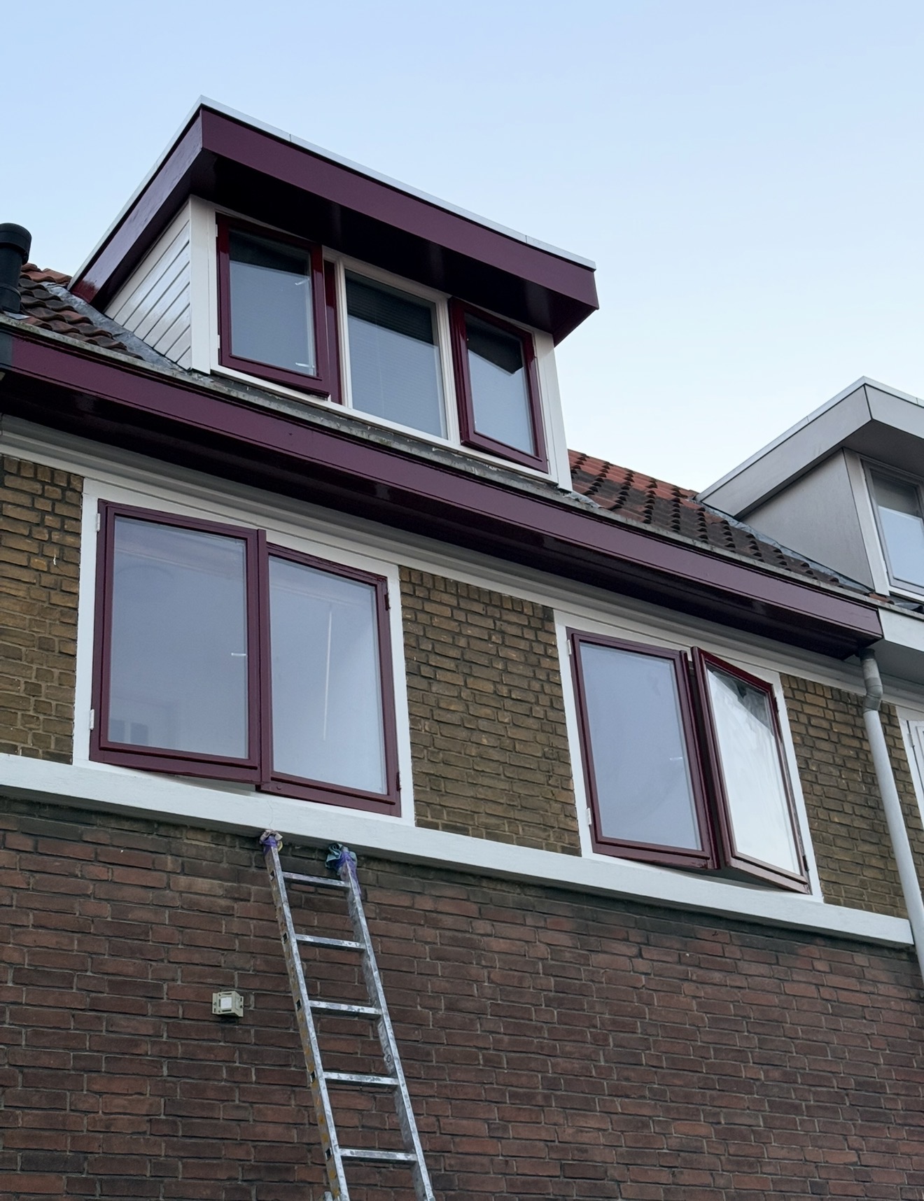Buitenschilderwerk van kozijnen, dakkapel en boeidelen door Bouwbedrijf Artifex met Sikkens lak in Deventer.