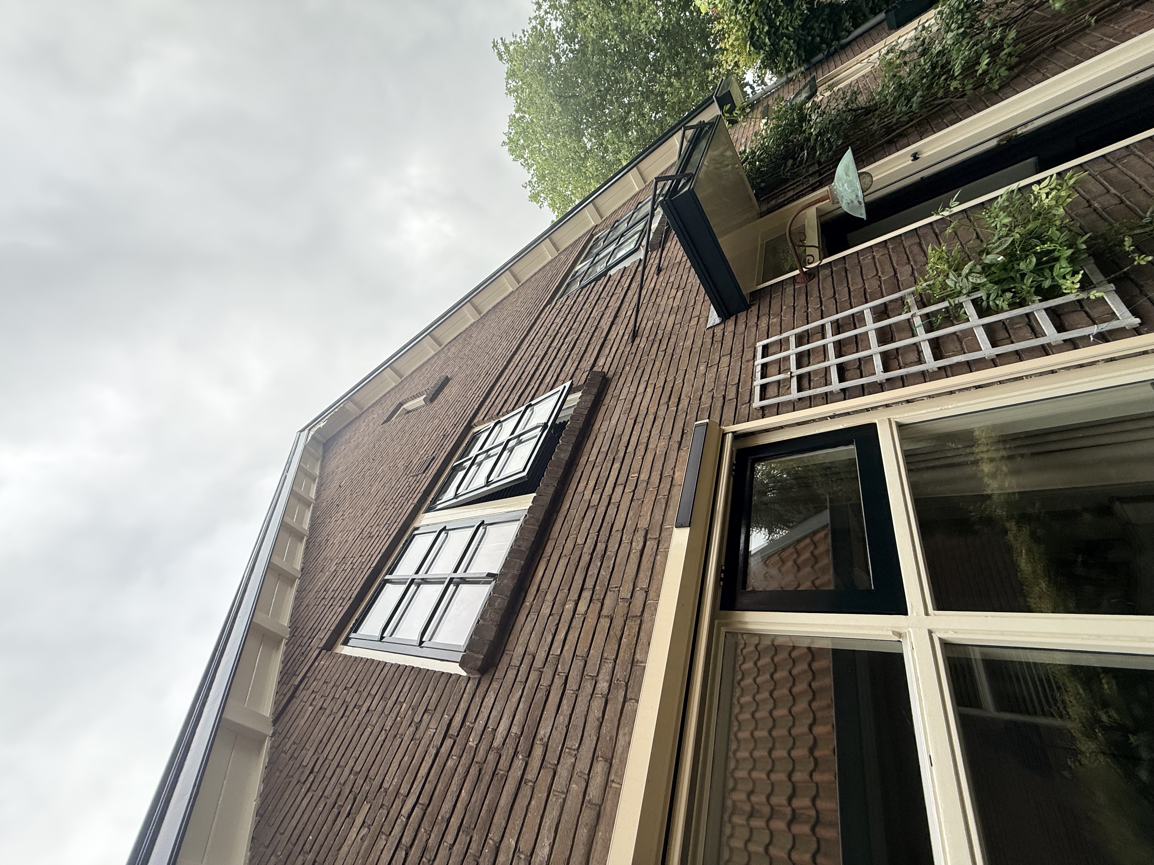     Geschilderde dakgoten, boeidelen en kozijnen na buitenschilderwerk in Dieren