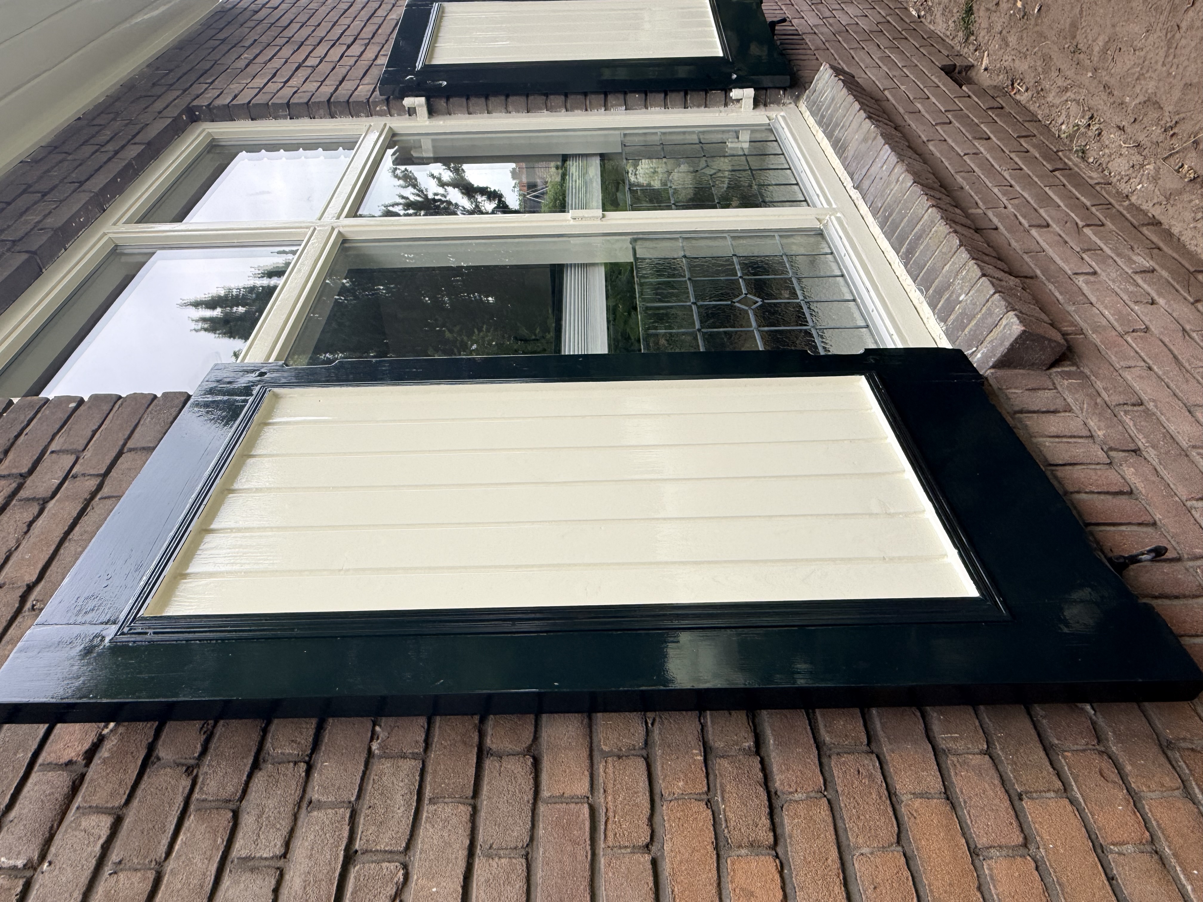     Houten luiken en kozijn professioneel geschilderd in Dieren