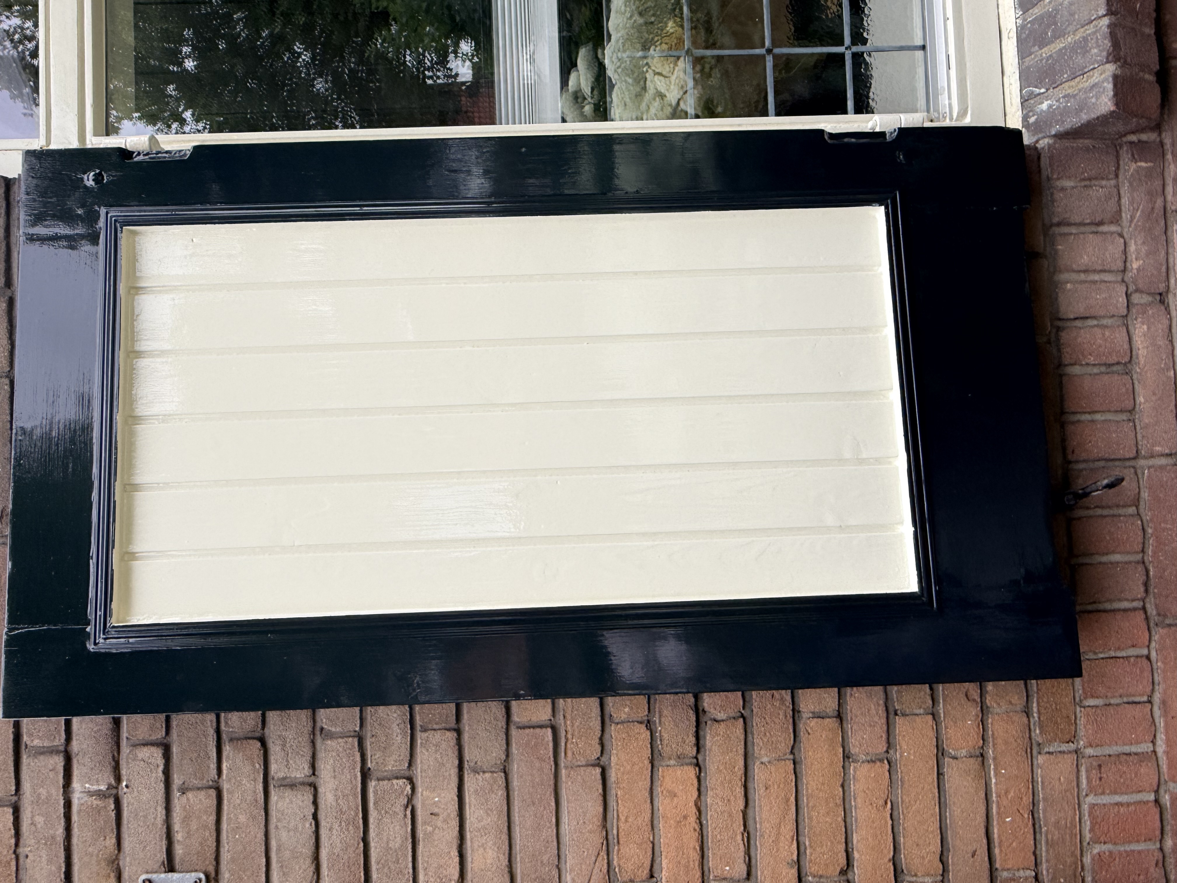     Detail van strak afgelakte houten luiken en kozijnen in Dieren