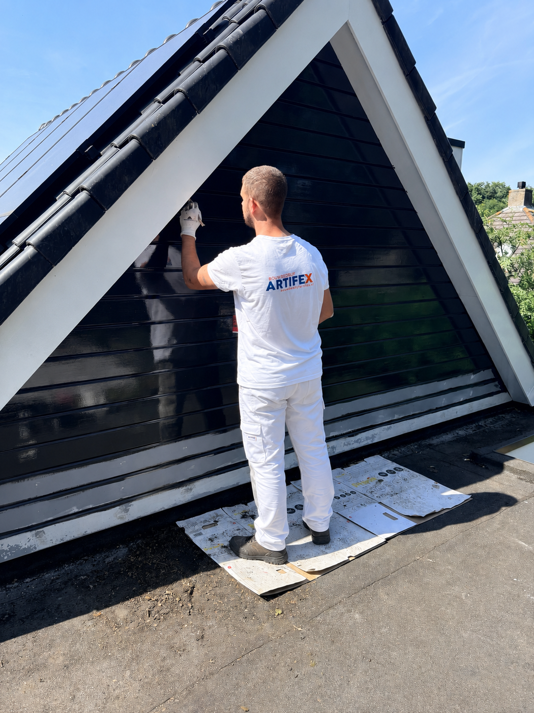 Professioneel schilderwerk aan zwartgrijze houten gevelbekleding door Bouwbedrijf Artifex in Nederland.